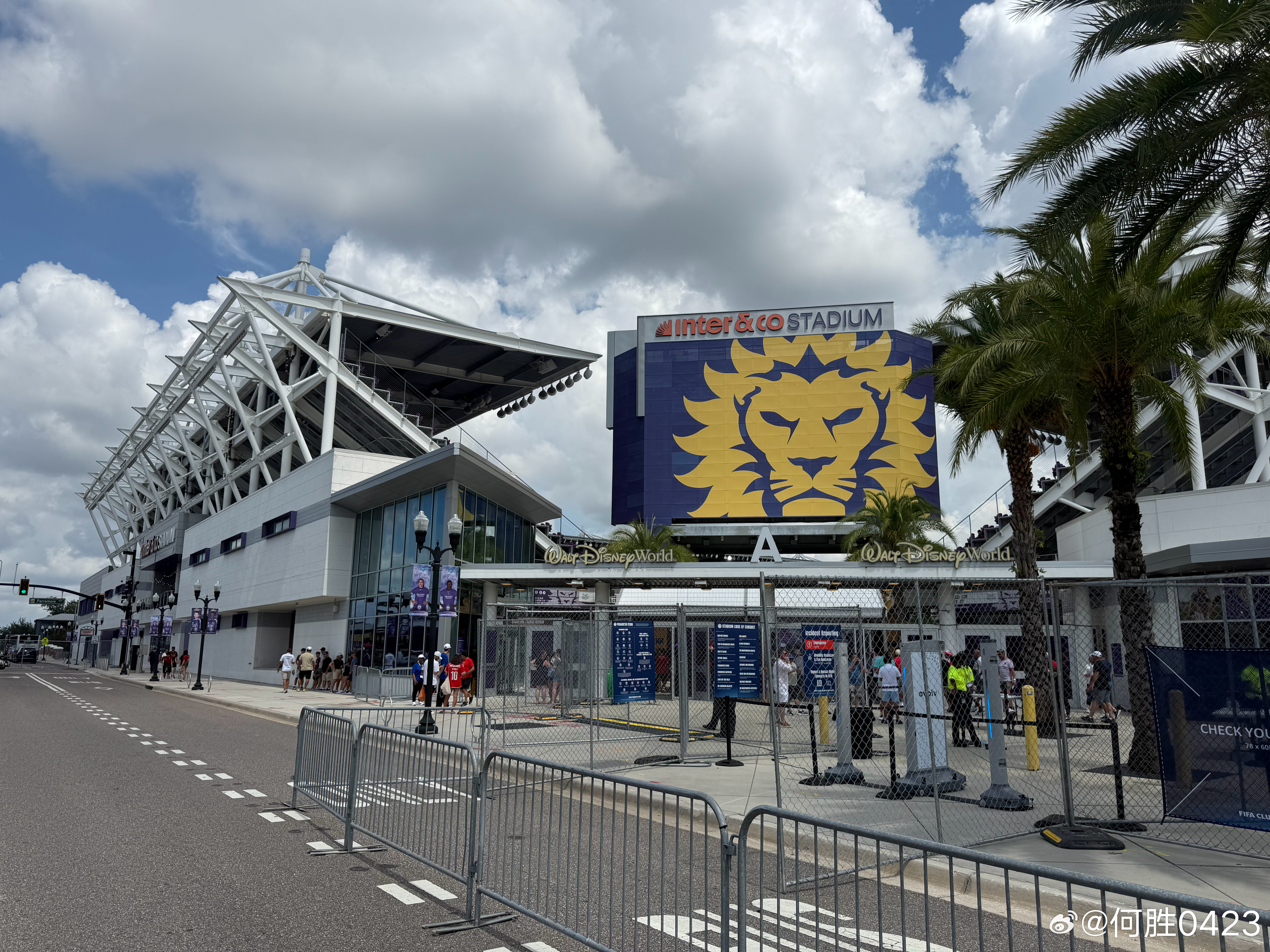 清晨那不勒斯调整名单以备欧联巴塞罗那回应争议备战欧联，多伦多猛龙围绕CBA常规赛内部沟通瞬间刷屏