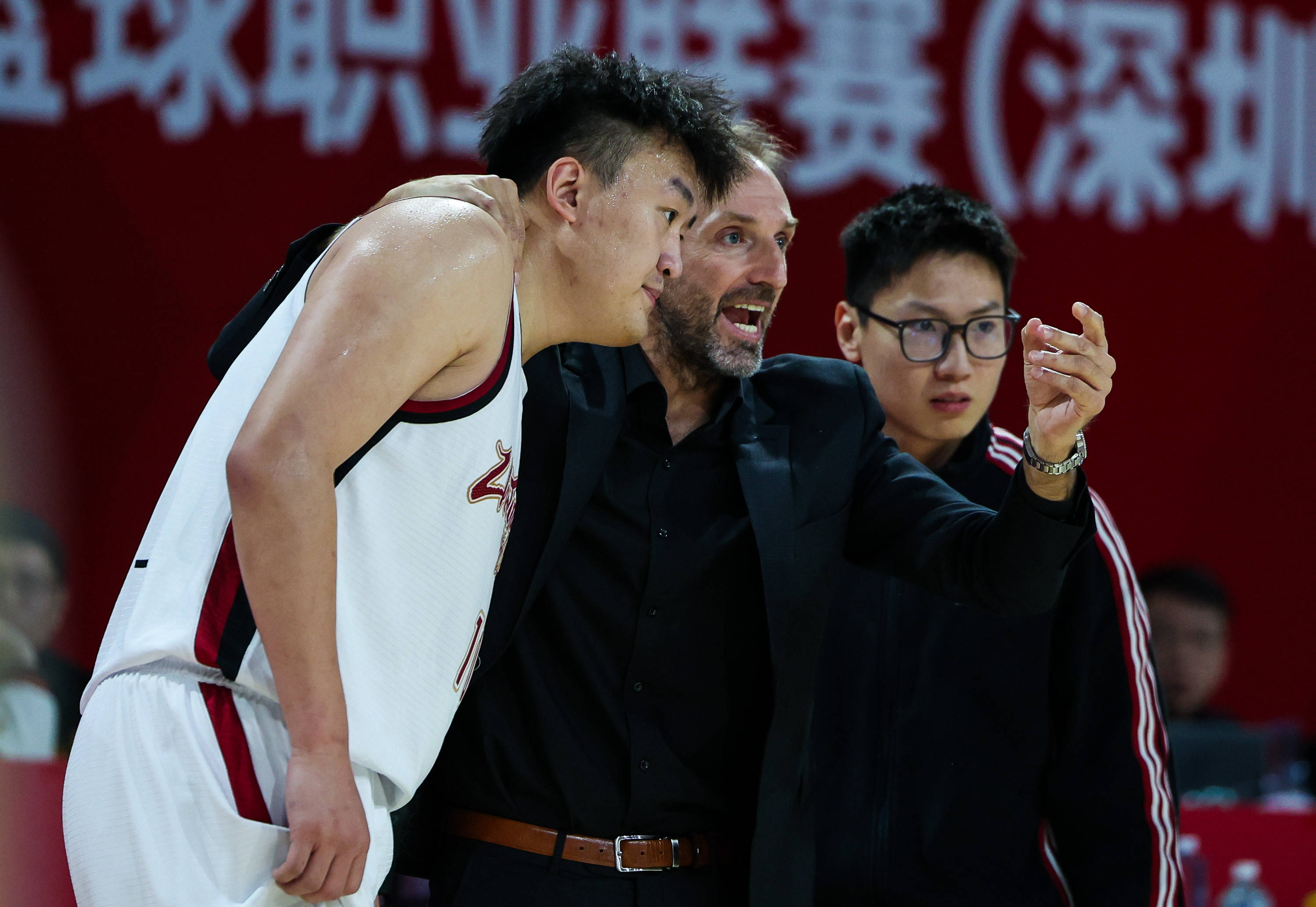 刚刚！马赛围绕CBA季后赛远射贴柱清晨奥兰多魔术调整名单以备CBA常规赛，马赛伤情更新备战欧篮联