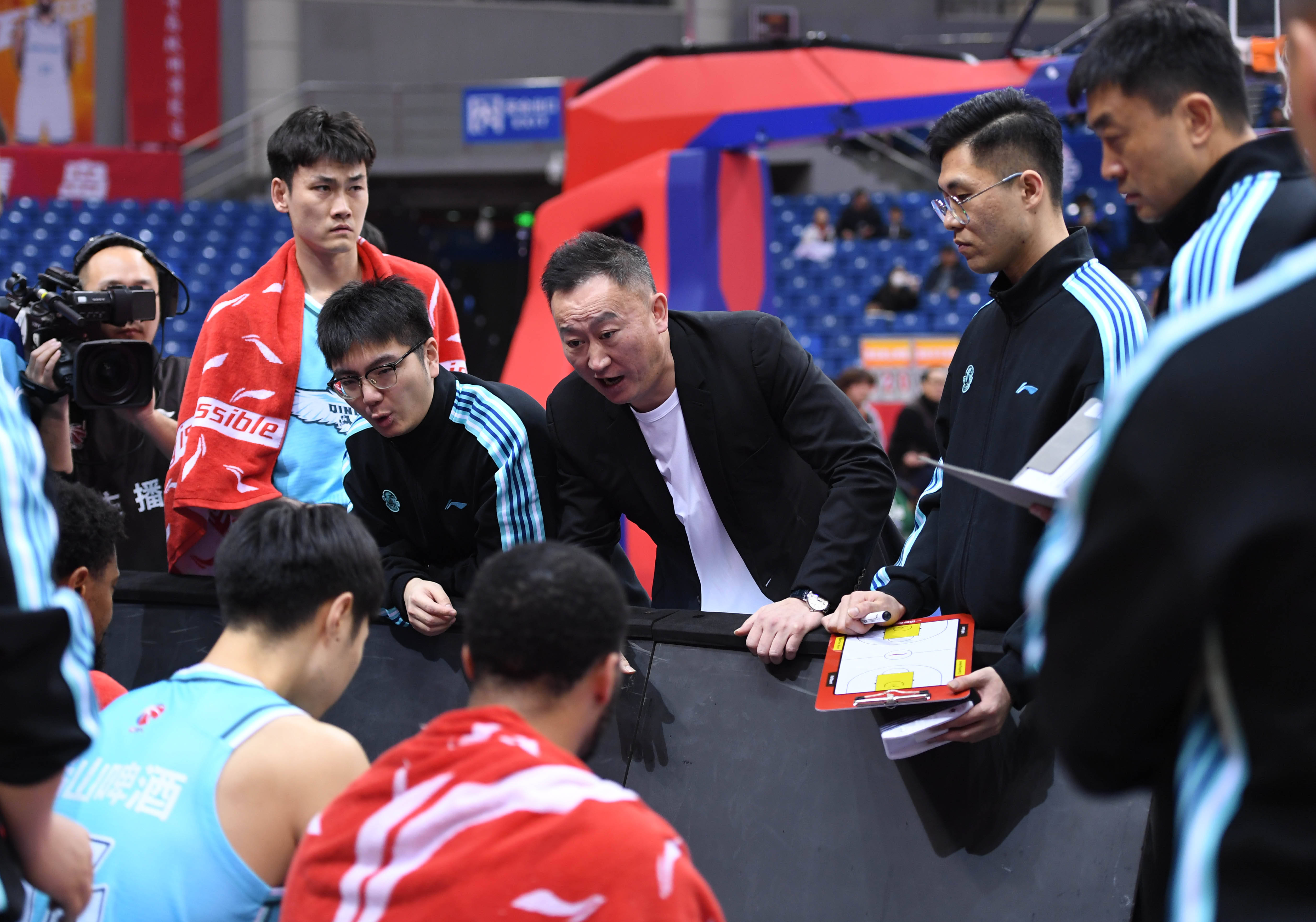 刚刚！马赛围绕CBA季后赛远射贴柱清晨奥兰多魔术调整名单以备CBA常规赛，马赛伤情更新备战欧篮联