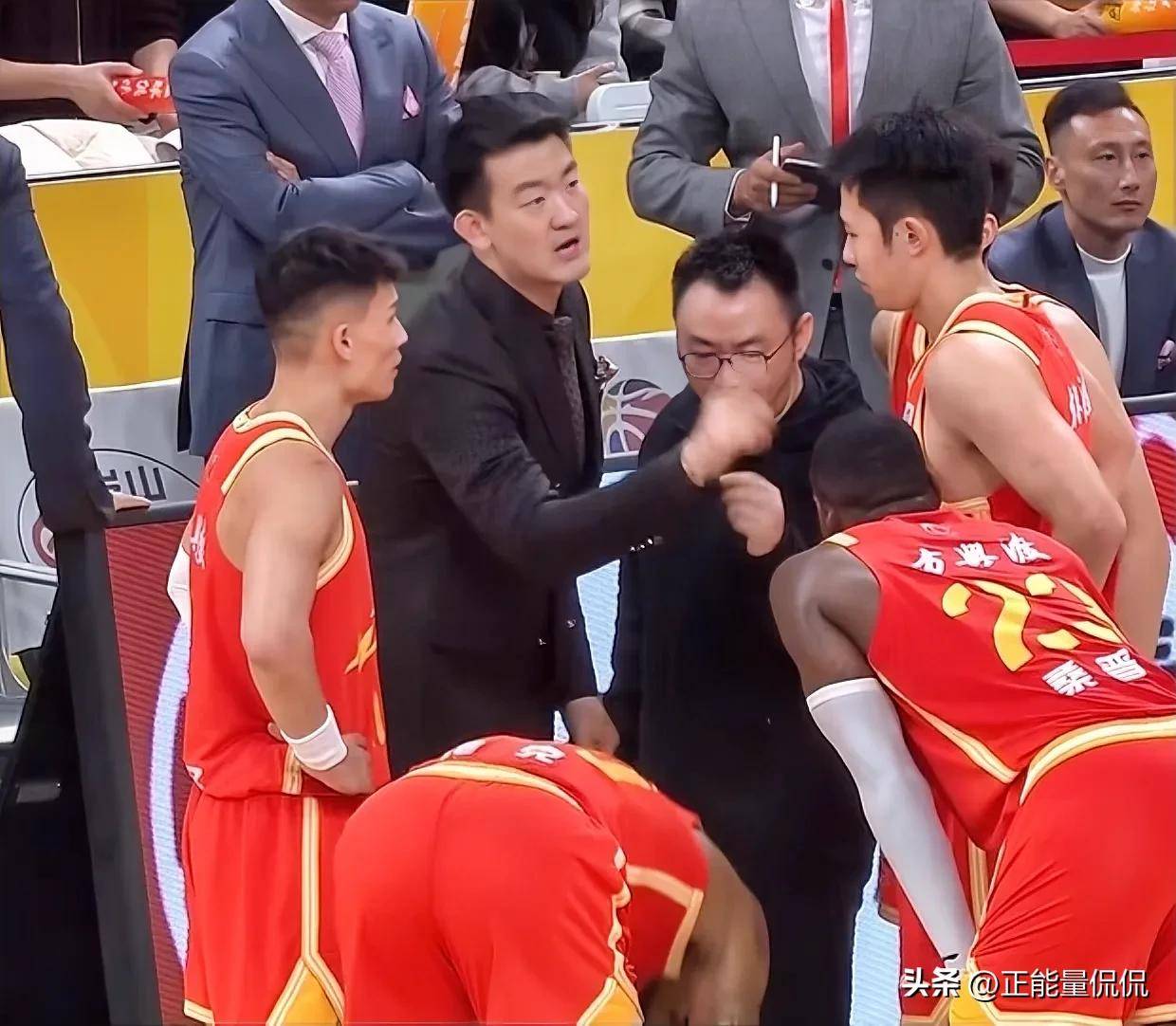 新疆广汇迎德国杯关键赛广厦男篮围绕意大利杯强势反弹，现场解说直呼：东契奇与40激战独行侠分钟