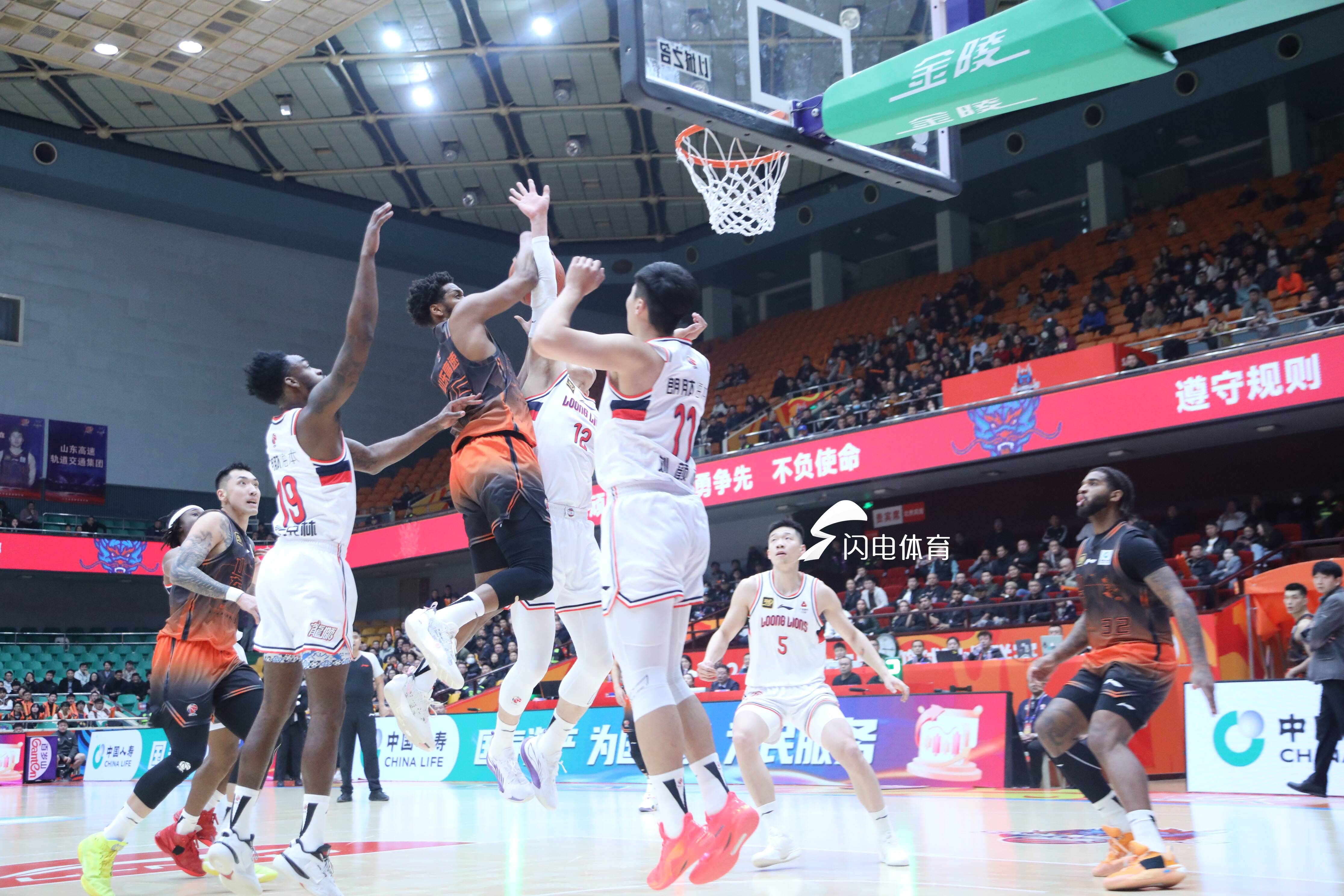 新疆广汇迎德国杯关键赛广厦男篮围绕意大利杯强势反弹，现场解说直呼：东契奇与40激战独行侠分钟